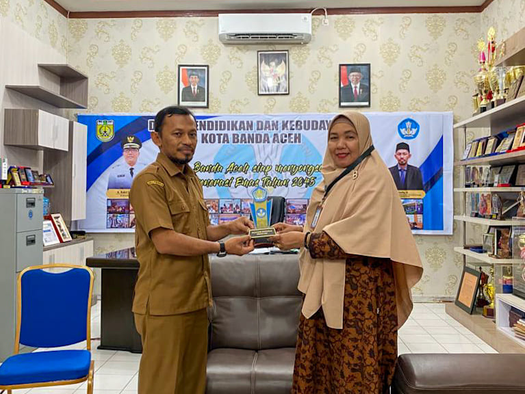 Kepala BGP Provinsi Aceh menyerahkan Plakat BGP Provinsi Aceh kepada Sekretaris Disdikbud Banda Aceh (16/08/2022).